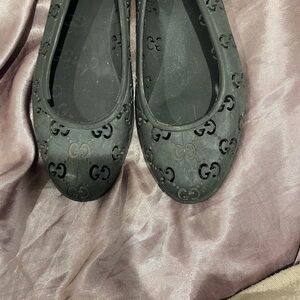Gucci Black Women’s Flat Rubber Jelly Shoes with Signature Logo Pattern